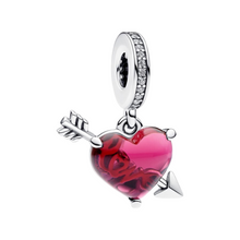 Cargar imagen en el visor de la galería, Charm Pandora Colgante de Cristal de Murano Corazón Rojo y Flecha - Charm Universo