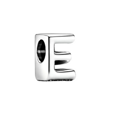 Laden Sie das Bild in den Galerie-Viewer, Charm Buchstabe "E" - Charm Universe