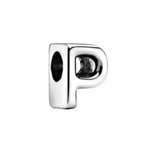 Cargar imagen en el visor de la galería, Charm Letra "P" - Charm Universo