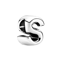 Laden Sie das Bild in den Galerie-Viewer, Charm Buchstabe "S" - Charm Universe