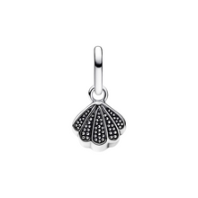 Laden Sie das Bild in den Galerie-Viewer, Pandora Mini-Charm mit glänzendem Muschel-Anhänger aus Sterlingsilber