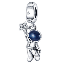 Load image into Gallery viewer, Charm Colgante Astronauta agarrando Estrella - Charm Universo