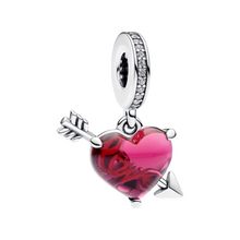 Cargar imagen en el visor de la galería, Charm Colgante de Cristal de Murano Corazón Rojo y Flecha - Charm Universo