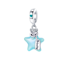 Laden Sie das Bild in den Galerie-Viewer, Blau leuchtender Stern-Charm „Lucky“ - Charm Universe