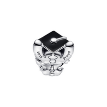 Laden Sie das Bild in den Galerie-Viewer, Pandora Disney Stitch Graduation 2025 Charm – Offizielles 925 Sterling Silber