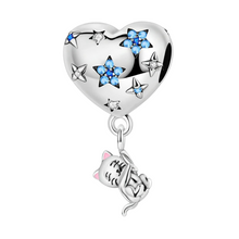 Cargar imagen en el visor de la galería, Charm Gato colgando de Corazón- Charm Universo