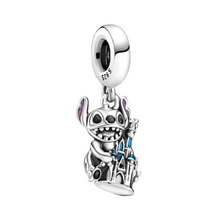 Carregar imagem no visualizador da galeria, Charm Stitch Agarrando Castillo de Disney - Charm Universo