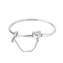 Carregar imagem no visualizador da galeria, Pulsera Corazón Love Forever con Cadena de Seguridad - Charm Universo