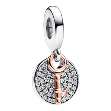 Cargar imagen en el visor de la galería, Charm Pandora Colgante Doble Llave a la Felicidad Bicolor