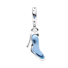 Cargar imagen en el visor de la galería, Charm Pandora Colgante Zapato de Cristal La Cenicienta Disney – Plata de Ley y Detalles en Cristal Azul